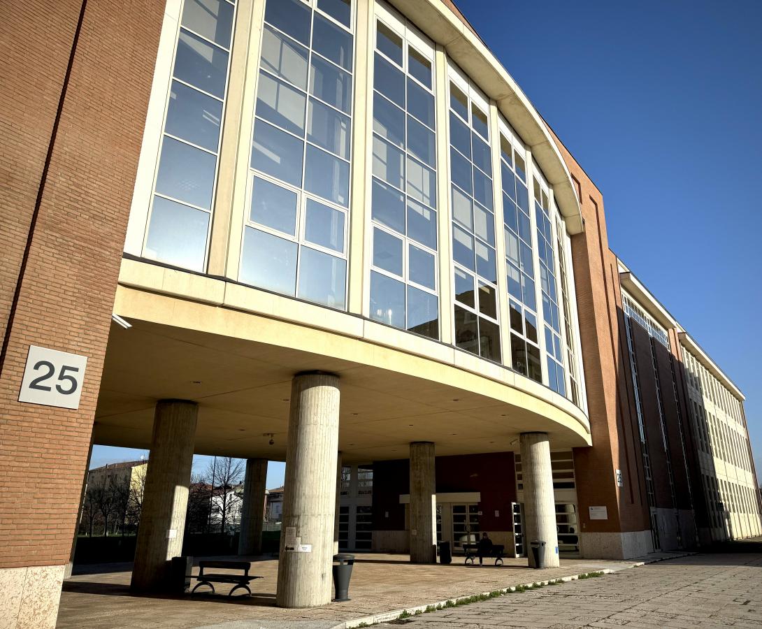 Porticato del Dipartimento: nell'apertura a sinistra si trova la portineria