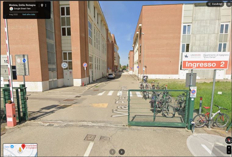 Ingresso 2 del Dipartimento: la portineria è sotto l'arco nell'edificio sulla sinistra